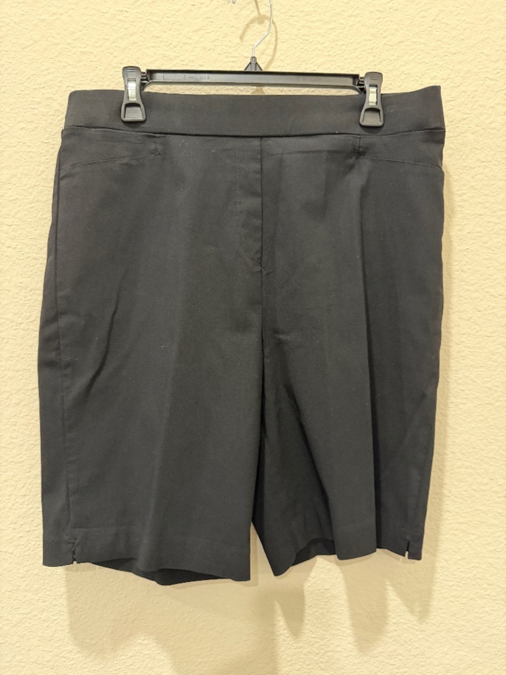 Ladies DKNY black shorts size L - Good
